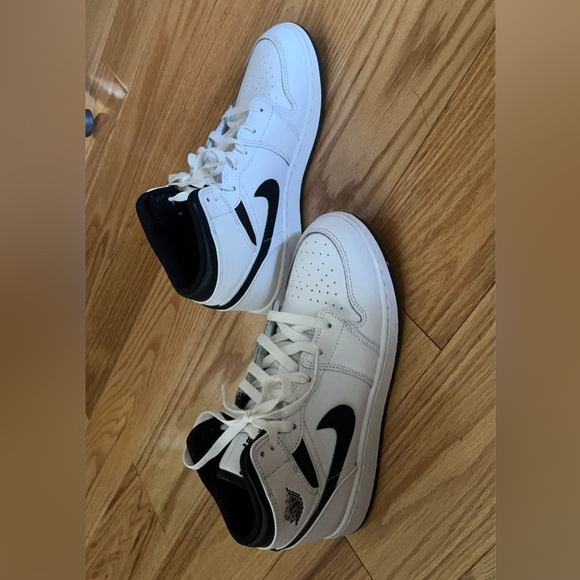 Selling Jordan 1 mids - Picture 4 of 4